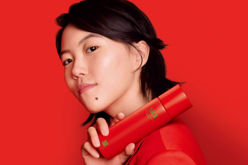 SKII 青春露2022節日限定版！二款霓虹瓶也太搶眼，滿額還加贈隨行包