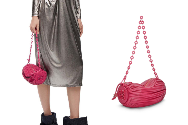 ▲LOEWE Bracelet pouch in pleated nappa 褶皺小羊皮手鍊包，NT.70,000