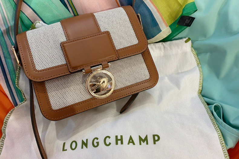 劉品言同款是這咖！LONGCHAMP「高顏值小方包」開箱，甜甜價＋大容量超實用
