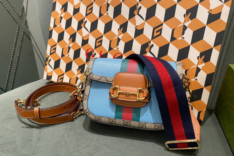 要鎖定這咖了！GUCCI「兔年限定」1955馬銜包開箱，超萌系列3重點一次看