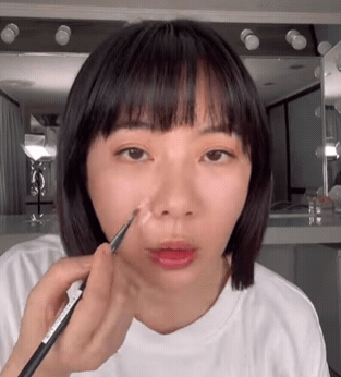 不靠醫美偷偷變年輕!彩妝師游絲棋授「法令紋消失術」!要遮的不是只有一條線