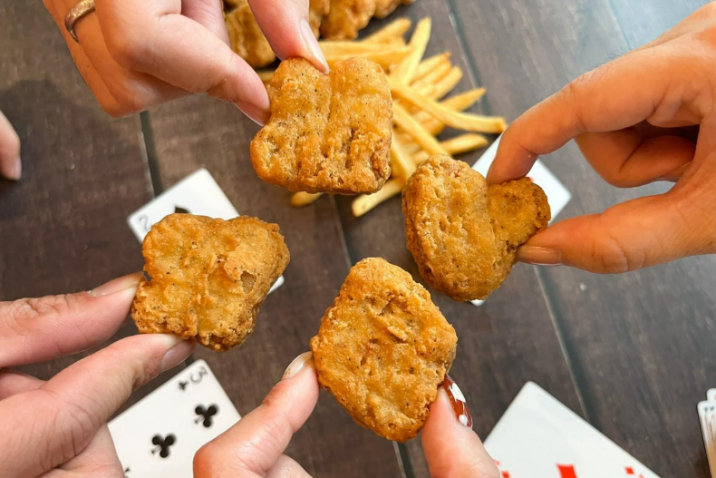 愛心、黑桃雞塊太酷了吧！「4款撲克牌雞鴨塊」童趣好吃，「開運聚財組」限時48天登場