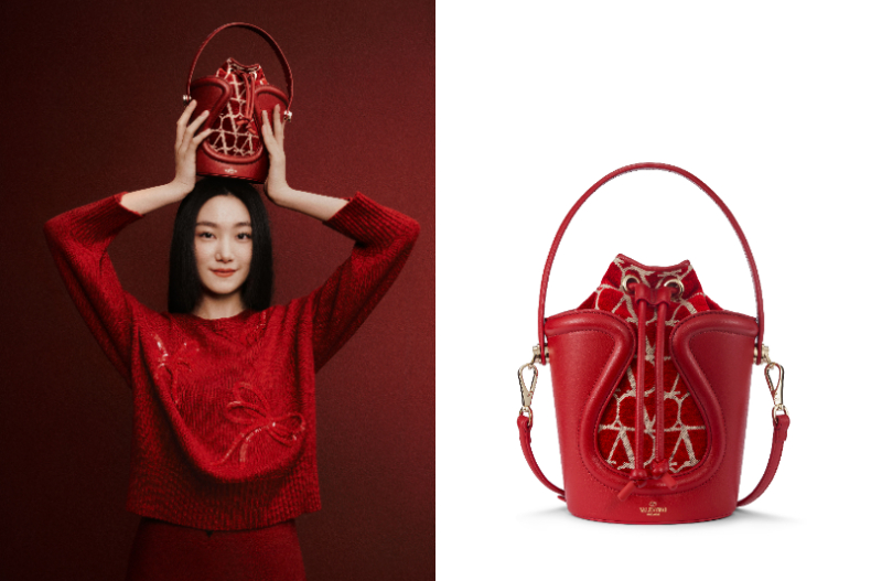 ▲Valentino Garavani Rosso Toile Iconographe Le Cinquième水桶包，價格店洽