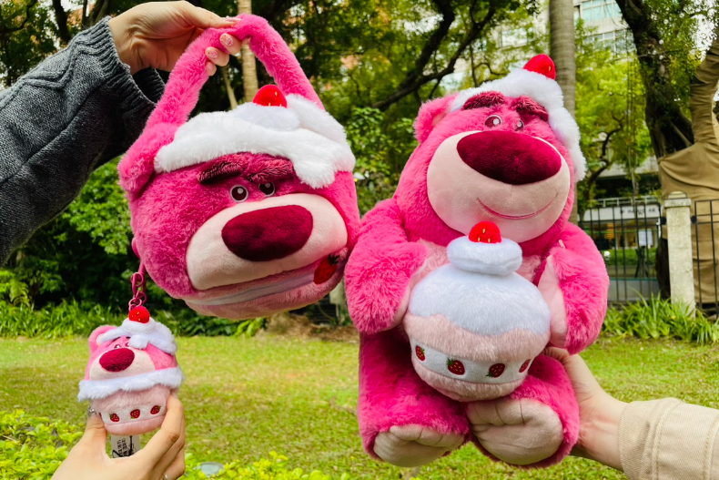 亞洲限定「草莓蛋糕熊抱哥」包包、抱枕可愛還有香味！shopDisney必敗６大系列快看