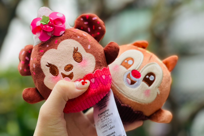 亞洲限定「草莓蛋糕熊抱哥」包包、抱枕可愛還有香味！shopDisney必敗６大系列快看