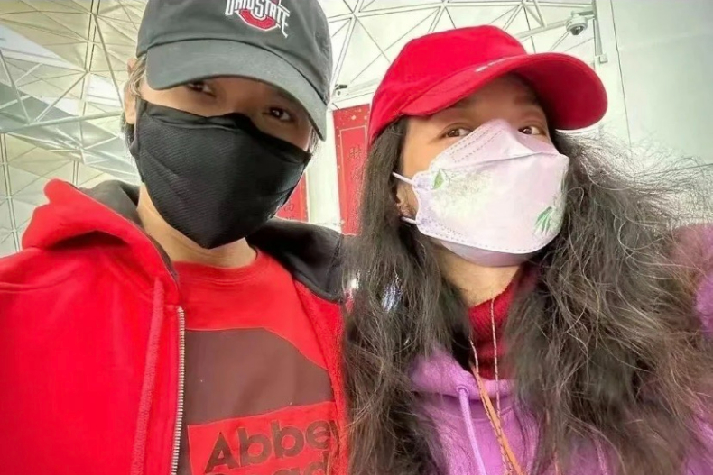 46歲舒淇和馮德倫甜蜜同框，「滿頭白髮」卻毫不在意！不遮白髮靠「光線染」美成仙