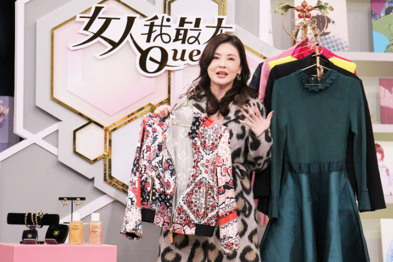 ▲何如芸分享出國戰利品 : 衣服、配件