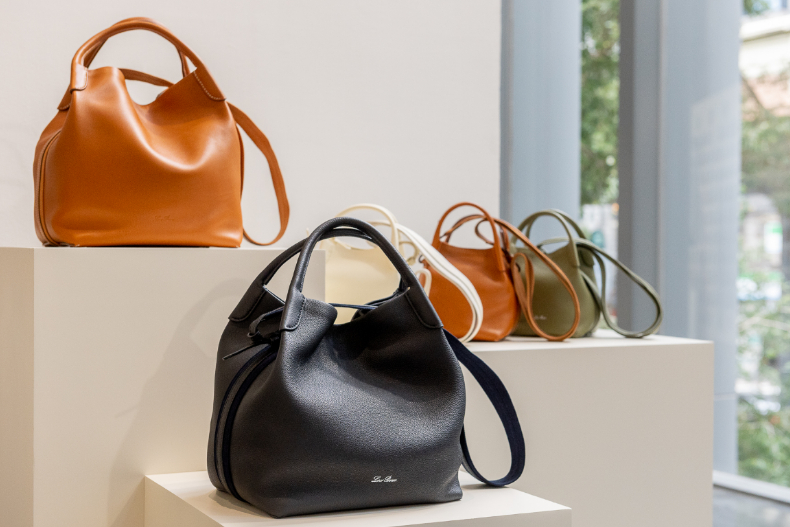 ▲Loro Piana 的BALE BAG外型似水桶包