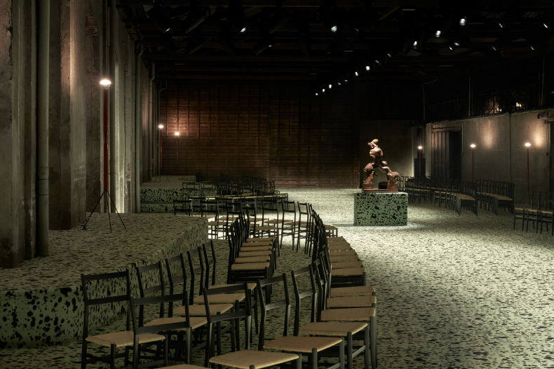 RM帥氣看秀、劉雯走壓軸！Bottega Veneta 2023秋冬時裝周：魔幻遊行上街趣