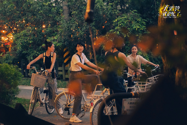 ▲光小姐們為了不洗碗，卯足全力騎車。