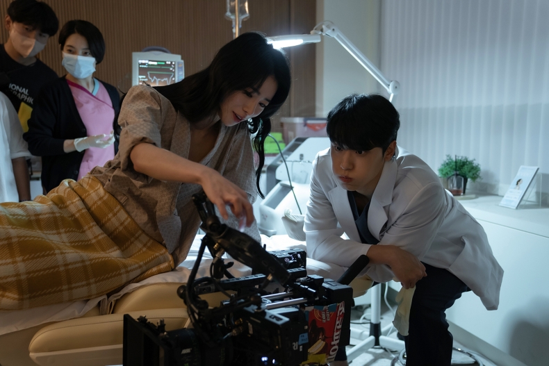 Netflix韓劇《黑暗榮耀》曝演員私下真面目：惡女林智妍洗白圈粉、鄭星一撒嬌反差萌