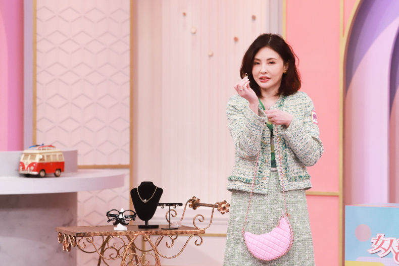 ▲何如芸開箱精品推薦：CHANEL水餃包、項鍊、耳環、眼鏡
