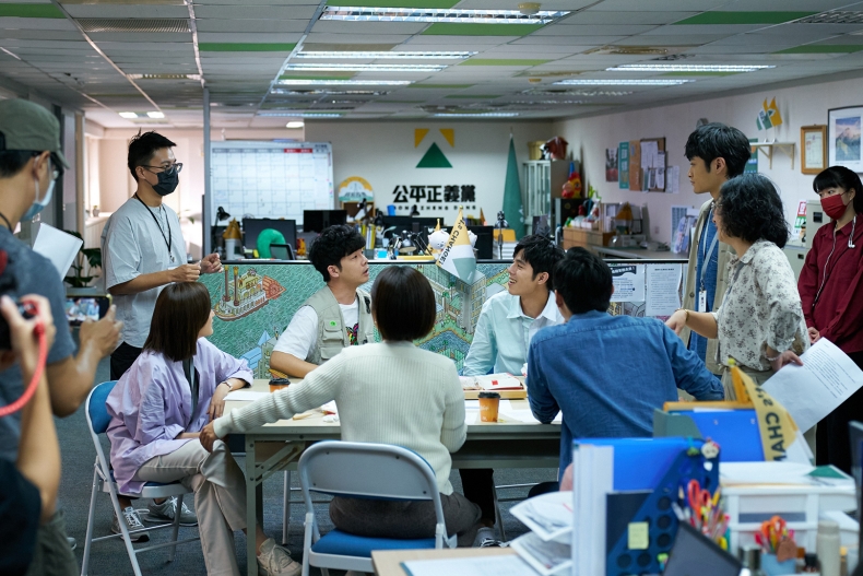 Netflix台劇《人選之人》4個劇情彩蛋:謝盈萱罕見崩潰、賈靜雯驚喜現身挺王淨