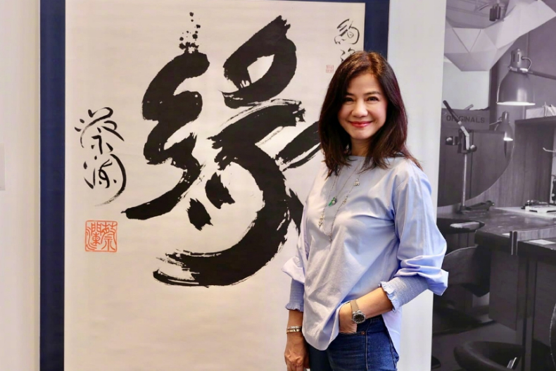 野生鍾楚紅現身米其林餐廳，63歲美得驚人！愛喝綠茶抗氧化，親解涷齡關鍵「生活規律」