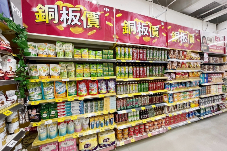 家樂福「買一送一」整季狂歡，衛生棉囤起來！零食泡麵、保養清潔下殺5折起