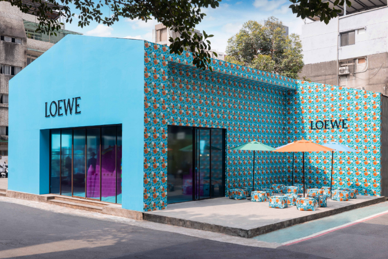 LOEWE「草編包」價格太甜!手機包2萬收、托特包超實用,精選7款包包清單奉上