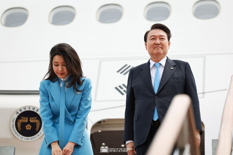 南韓第一夫人帶貨力不輸凱特王妃！手提「蘋果皮環保包」官網秒斷貨，少女時代、李聖經都超愛用
