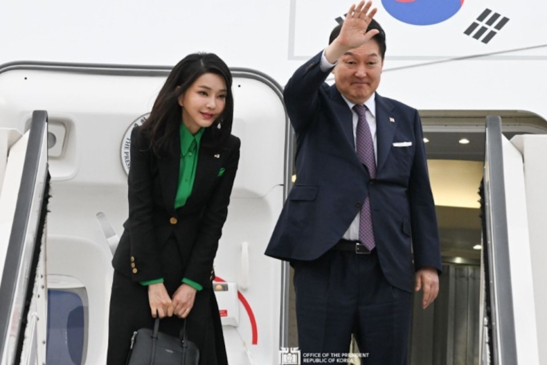 南韓第一夫人帶貨力不輸凱特王妃！手提「蘋果皮環保包」官網秒斷貨，少女時代、李聖經都超愛用
