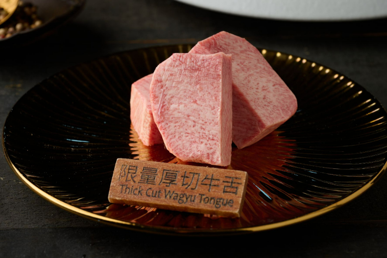 西服店裡的頂級和牛燒烤！燒肉界勞斯萊斯「八和和牛燒肉」開幕請吃「海膽生牛肉脆餅」