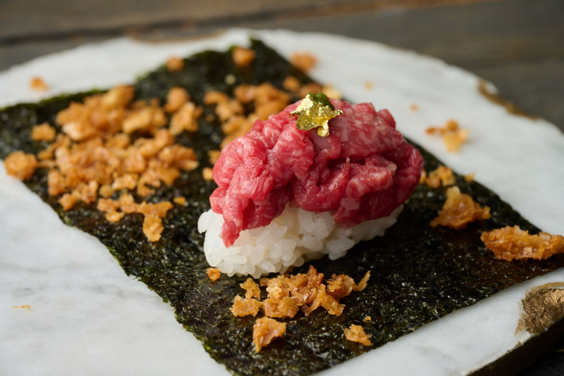 西服店裡的頂級和牛燒烤！燒肉界勞斯萊斯「八和和牛燒肉」開幕請吃「海膽生牛肉脆餅」