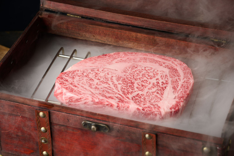 西服店裡的頂級和牛燒烤！燒肉界勞斯萊斯「八和和牛燒肉」開幕請吃「海膽生牛肉脆餅」