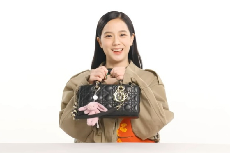 扒一下Jisoo包包裡帶什麼！最新「Dior緹花小白球」是護手霜也是護唇膏！韓國已經火爆