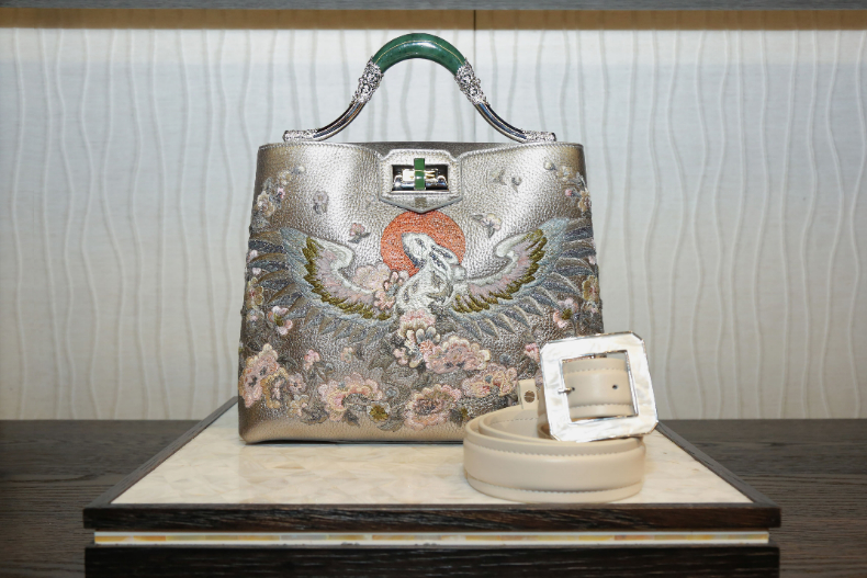 夏姿小荷包太可愛！秋冬「荷緜」系列登場，精緻刺繡美到扶心臟
