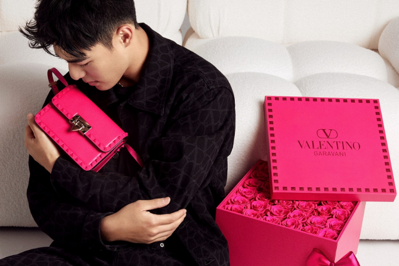520約會「愛心包包」6款盤點！小CK禮盒、LOEWE愛心托特包…BALENCIAGA限定款超美
