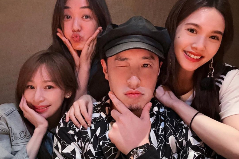 潘瑋柏結婚3年罕見同框愛妻！「最美空姐」全身行頭價碼破百萬，手提「愛馬仕包＋LV行李箱」