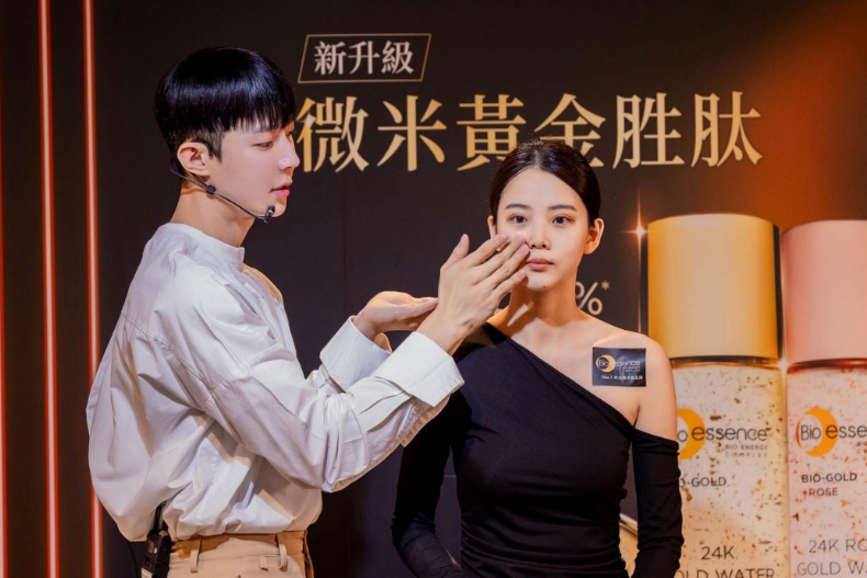 韓國七水法不流行了！長腿妖精李聖經保養靠「這瓶水」！一抹二彈三按肌膚嫩到發光