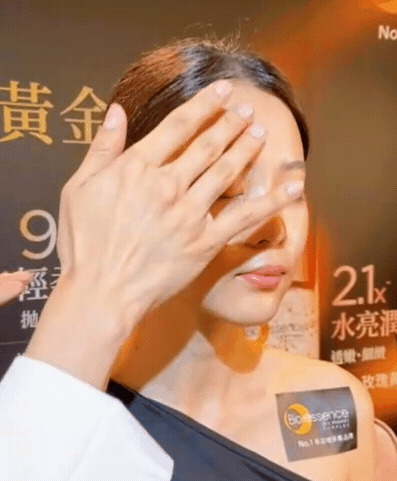 韓國七水法不流行了！長腿妖精李聖經保養靠「這瓶水」！一抹二彈三按肌膚嫩到發光