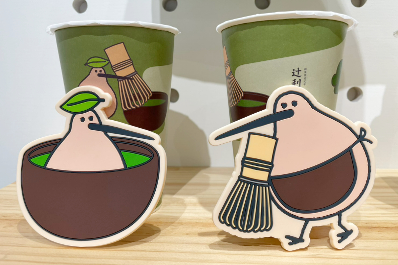 這3天優格飲「買一送一」！發發x辻利茶舗「抹茶慶典」，日系風奇異鳥公仔、杯墊可愛爆棚