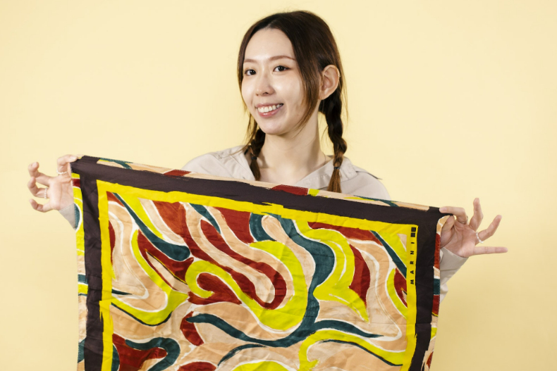 1條絲巾快速提升造型感！4招「穿搭小技巧」改善平凡：絲巾「這樣綁」超抓眼球