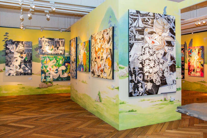兔巴哥華麗印花太潮了！Daniel Wongx華納兄弟聯名藝術展，哈利波特、超人都成繽紛畫作