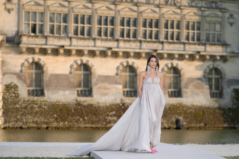 VALENTINO UN CHATEAU 2023－2024秋冬高級訂製系列時裝秀