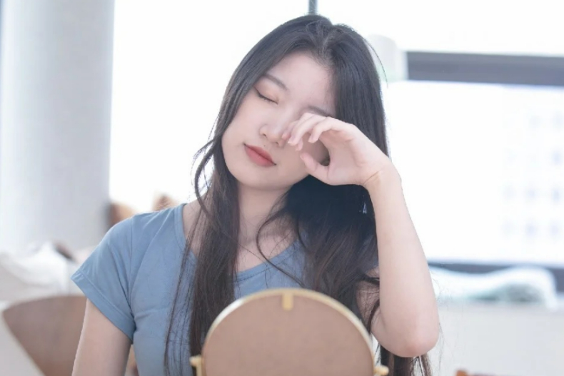 長期待冷氣房很傷眼!防止乾眼症和不適症狀的5種方法:使用「2物品」緩解傷害與不適