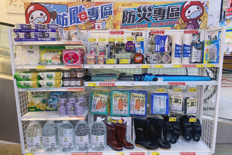 6大量販超商「防颱特惠」懶人包：米飯、拉麵買一送一，生鮮蔬果、泡麵零食下殺
