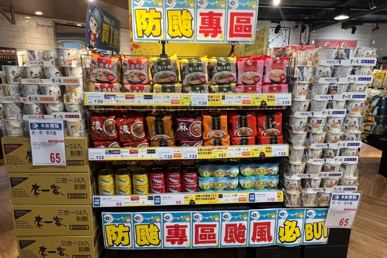 6大量販超商「防颱特惠」懶人包：米飯、拉麵買一送一，生鮮蔬果、泡麵零食下殺