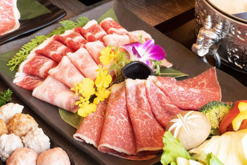 「爸爸幾歲送幾片肉」直接吃爆!火鍋店推「浮誇肉肉山」父親節優惠,快揪阿公、岳父一起衝