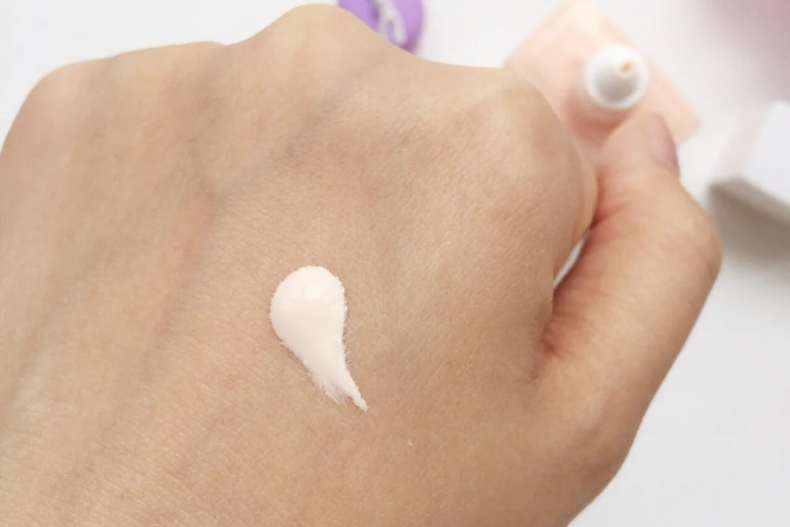 美妝新手必讀！妝前乳、隔離霜、飾底乳的正確使用攻略，「這色」能完美提亮膚色