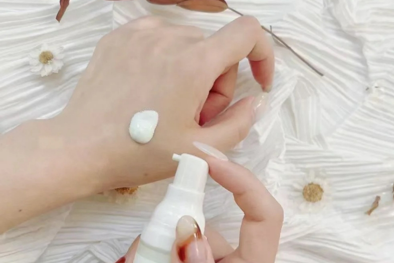 美妝新手必讀！妝前乳、隔離霜、飾底乳的正確使用攻略，「這色」能完美提亮膚色