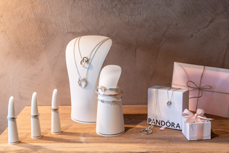 Pandora Signature系列2023推出全新日常必備款式，打造輕奢簡約風格