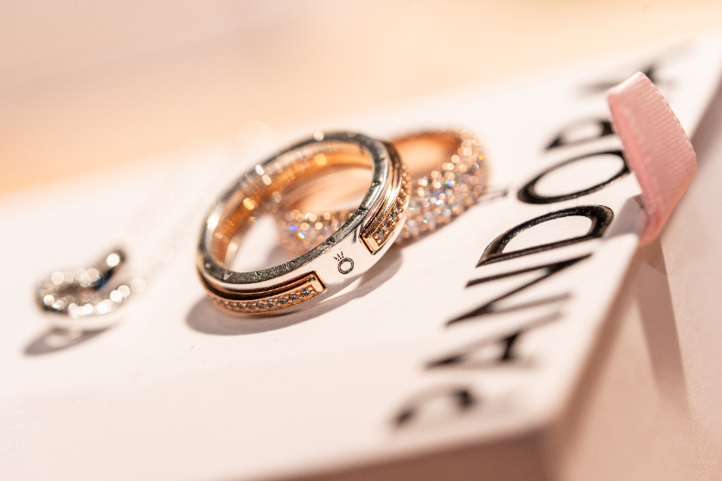 Pandora Signature系列2023推出全新日常必備款式，打造輕奢簡約風格
