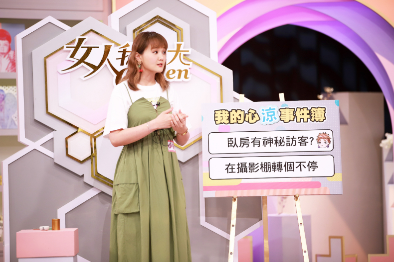 ▲小筠分享房間跟攝影棚遇到的靈異故事、展示薰香