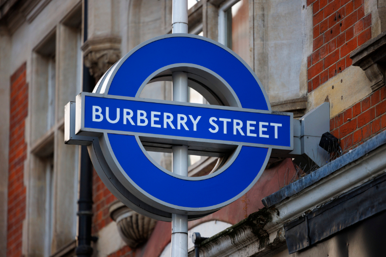 重新定義夏天！Burberry 2024春夏系列「低腰風衣」現身，倫敦地鐵站突換 騎士藍招牌