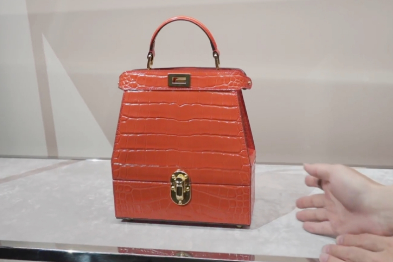 FotoJet (6) - FotoJet (6).jpg 【直擊】FENDI 2024春夏大秀登場!搶先看「會站立」FENDI Flip包,躲貓貓包也升級