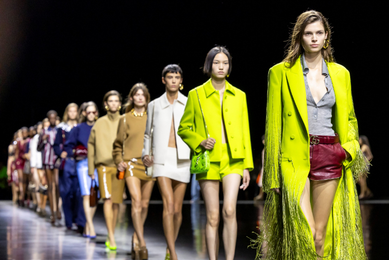 【直擊】GUCCI 2024春夏秀卡是「紅包」？新總監擁抱極簡風，米蘭大雨讓場外自成伸展台
