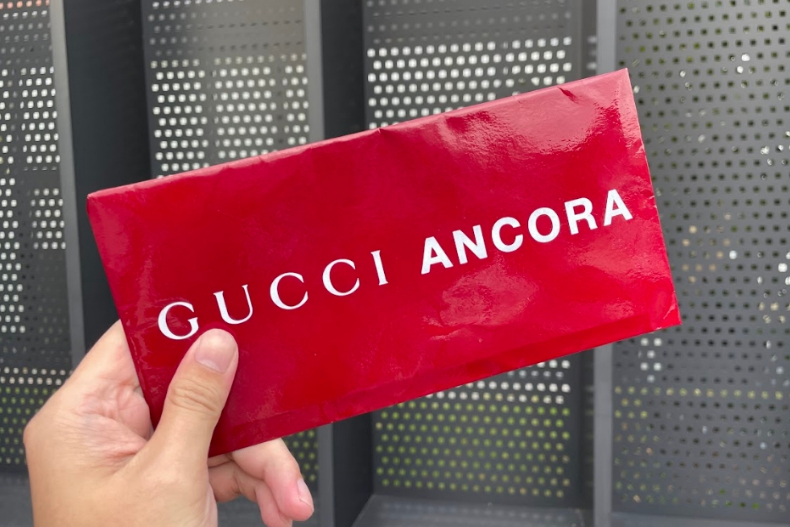 【直擊】GUCCI 2024春夏秀卡是「紅包」？新總監擁抱極簡風，米蘭大雨讓場外自成伸展台