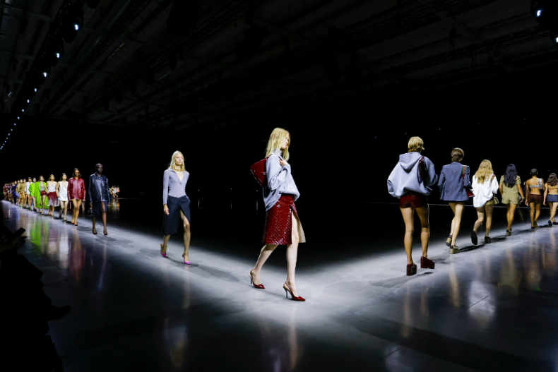 【直擊】GUCCI 2024春夏秀卡是「紅包」？新總監擁抱極簡風，米蘭大雨讓場外自成伸展台