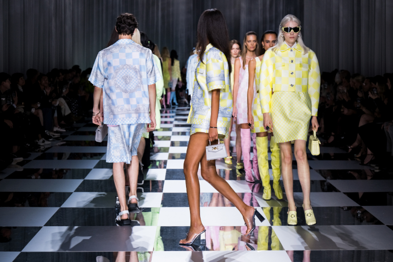 FotoJet (2) - FotoJet (2).jpg 真人芭比&Gigi Hadid同台走秀!VERSACE 2024春夏大秀變浪漫,體現自由和活力